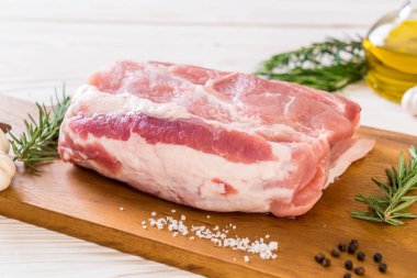 taze domuz ham filetosu ahşap tahta üzerinde