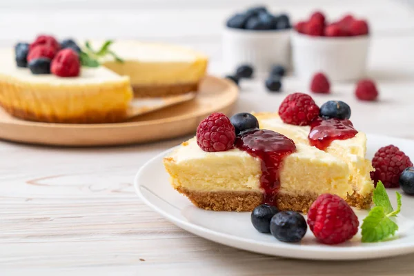 Homemade Cheesecake Fresh Raspberries Blueberries — Stock Photo, Image