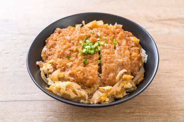 Kızarmış domuz pirzolası kasesi (Katsudon) - Japon yemek tarzı