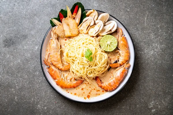 Baharatlı karides spagetti makarna (Tom Yum Goong) - İtalyan Füzyon gıda tarzı