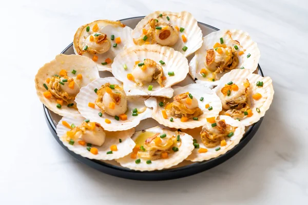 Kızarmış deniz tarağı, tereyağı ve sarımsak.