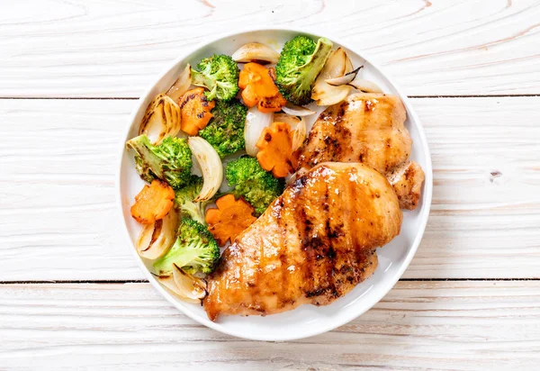 çukurunu tavuk göğsü biftek sebze (brokoli, havuç, soğan ile)