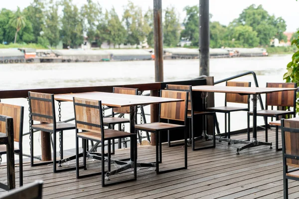boş ahşap yemek masası ve sandalye restoran ve kafe