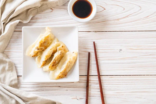 Japon gyoza 'sı ya da soya soslu hamur tatlısı.