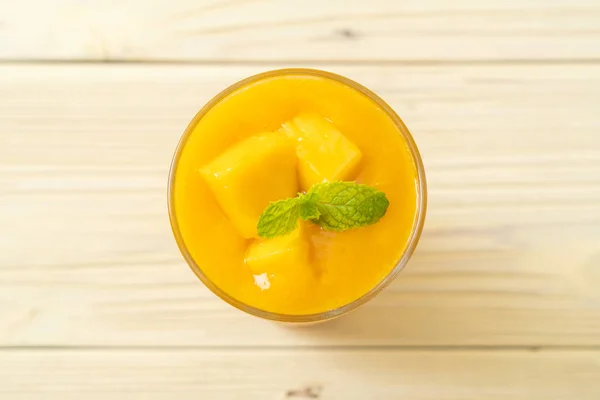 フレッシュ マンゴー スムージー 健康食品と飲み物概念 — ストック写真