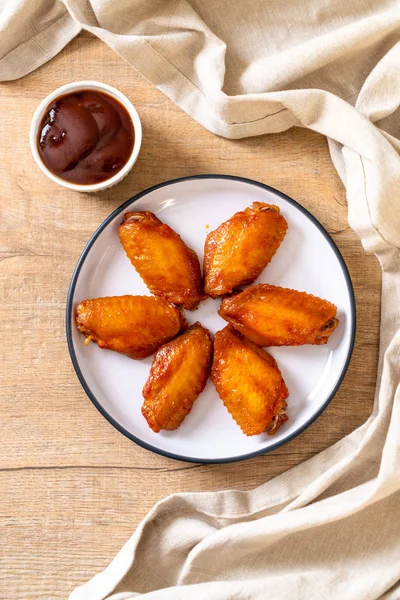 Barbekü tavuk kanadı sosu ile