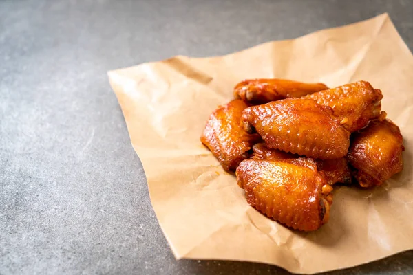 Barbekü tavuk kanadı sosu ile