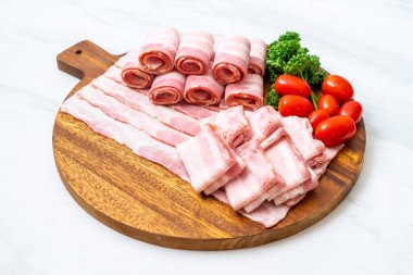 Ahşap tahta üzerinde çiğ domuz pastırma dilimlenmiş