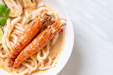 Baharatlı karides udon ramen noodle (Tom Yum Goong) - Japon füzyon gıda tarzı