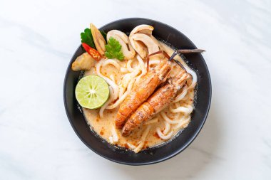 Baharatlı karides udon ramen noodle (Tom Yum Goong) - Japon füzyon gıda tarzı