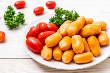 domuz eti kokteyl sosisi plaka üzerinde