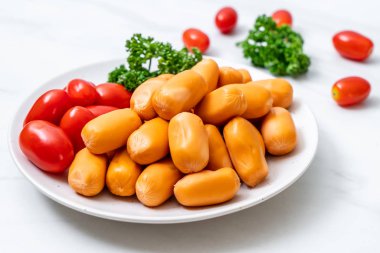 domuz eti kokteyl sosisi plaka üzerinde