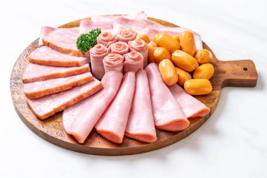 pastırma, sosis, jambon füme ve barbekü pastırma ahşap tahta üzerinde