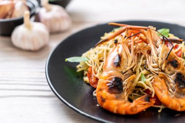 ızgara karides ve domates - İtalyan Füzyon gıda tarzı ile tavada kızartılmış spagetti