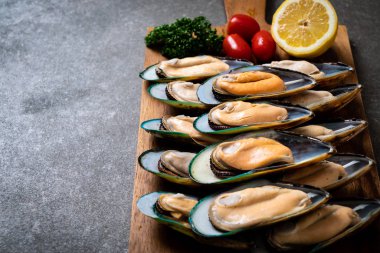 malzemelerle ahşap tahta üzerinde taze midye