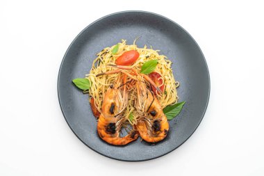 ızgara karides ve beyaz arka plan üzerinde izole domates ile tavada kızartılmış spagetti