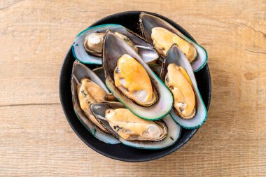 üzerinde siyah kase taze midye