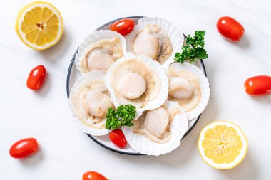 Ahşap tahta üzerinde taze kabuk tarak