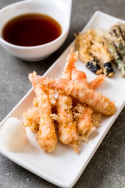 karides tempura (hırpalanmış kızarmış karides) sebze - Japon gıda tarzı