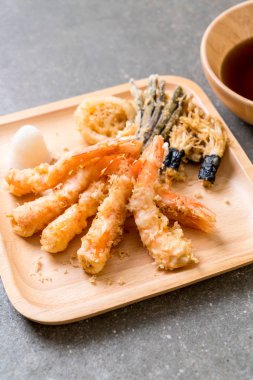 karides tempura (hırpalanmış kızarmış karides) sebze - Japon gıda tarzı