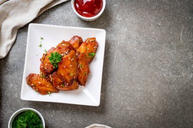 Beyaz susamlı ızgara tavuk kanadı.