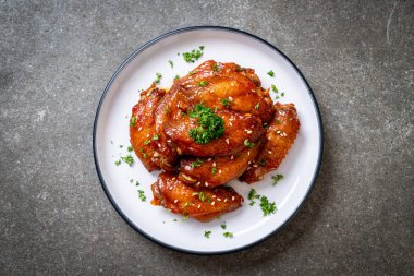 Beyaz susamlı ızgara tavuk kanadı.