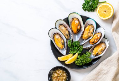 deniz ürünleri midye maydanoz ve limon ile