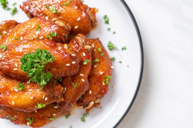 Beyaz susamlı ızgara tavuk kanadı.