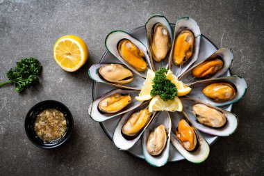 deniz ürünleri midye maydanoz ve limon ile