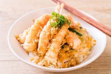 kızarmış karides tempura üzerinde beyaz surat - Japon yemekleri stil tepesinde