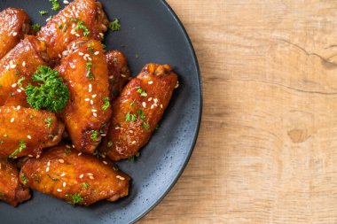 Beyaz susamlı ızgara tavuk kanadı.