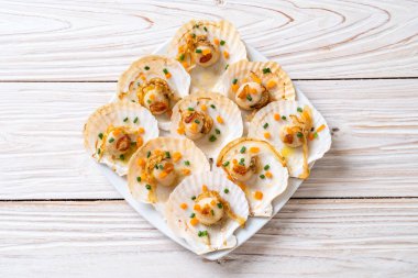 Kızarmış deniz tarağı, tereyağı ve sarımsak.