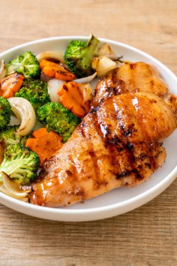 çukurunu tavuk göğsü biftek sebze (brokoli, havuç, soğan ile)