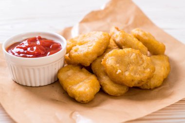 Soslu tavuk nugget, sağlıksız yemek.