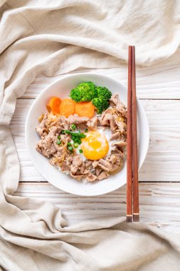 Donburi, domuz eti Pilav kasesi onsen yumurta ve sebze - Japon gıda tarzı