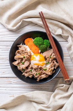 Donburi, domuz eti Pilav kasesi onsen yumurta ve sebze - Japon gıda tarzı