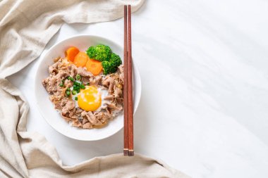 Donburi, domuz eti Pilav kasesi onsen yumurta ve sebze - Japon gıda tarzı