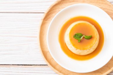 Naneli ev yapımı karamel kremalı puding.