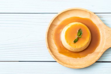 Naneli ev yapımı karamel kremalı puding.