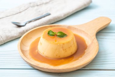 Naneli ev yapımı karamel kremalı puding.