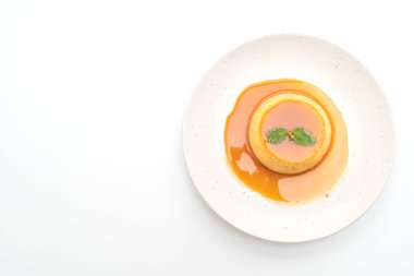 Ev yapımı karamel kremalı puding beyaz arka plan üzerinde izole