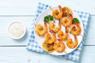 Limon - deniz ürünleri tarzı ile ızgara kaplan karides şiş