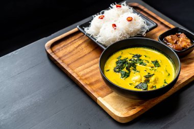 Tay çorbası ile Yengeç ve Hindistan cevizi sütü - Tay gıda tarzı köri