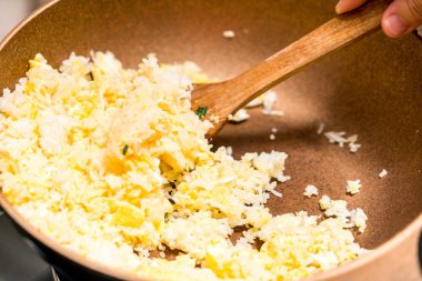 Pan kızarmış pilav pişirme