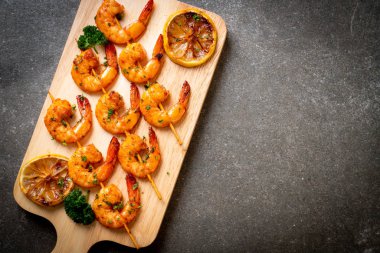 Limon - deniz ürünleri tarzı ile ızgara kaplan karides şiş