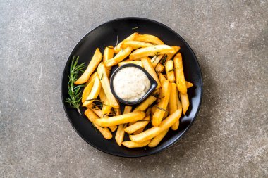 Soslu patates kızartması - sağlıksız yemek.