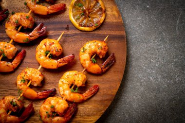 Limon - deniz ürünleri tarzı ile ızgara kaplan karides şiş