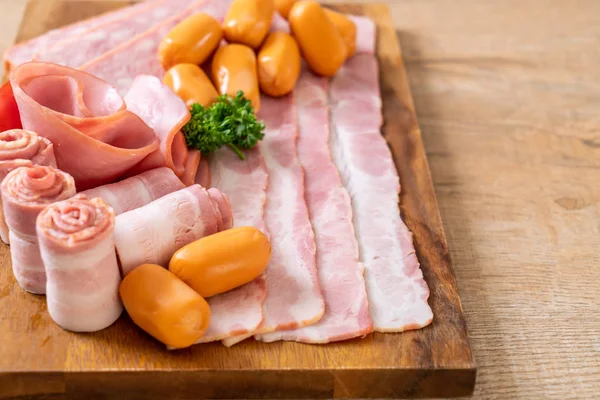 Tocino Salchichas Jamón Ahumado Tocino Barbacoa Sobre Tabla Madera —  Fotos de Stock