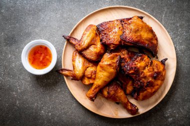 Masada ızgara ve ızgara tavuk.