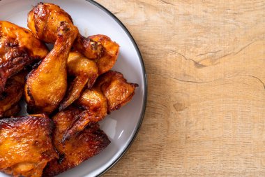 Masada ızgara ve ızgara tavuk.